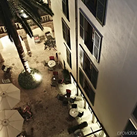 Petit Palace Tres 4*