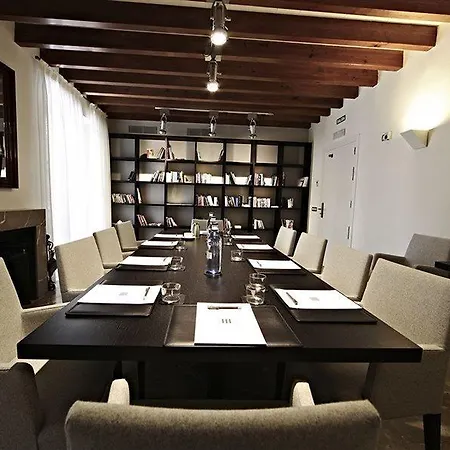 Petit Palace Tres Hotel 4*