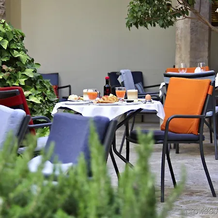 Petit Palace Tres Hotell 4*