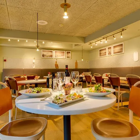 Petit Palace Tres Отель 4*
